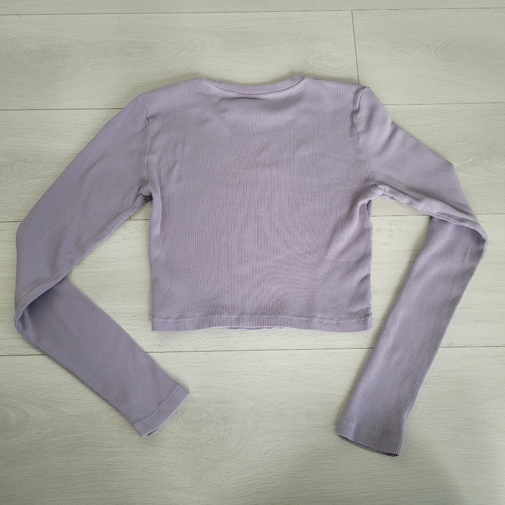 Aritzia TNA Ribbed Long Sleeve Cropped Top Shirt Size Medium Lavender - Picture 2 of 7